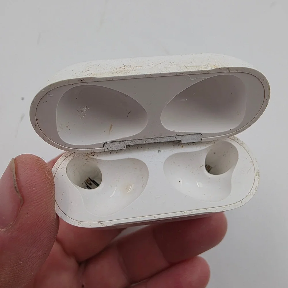 Apple AirPods 3rd Generation MagSafe Charging Case White‎ A2566 GX4ZJ6SNLKKT L3